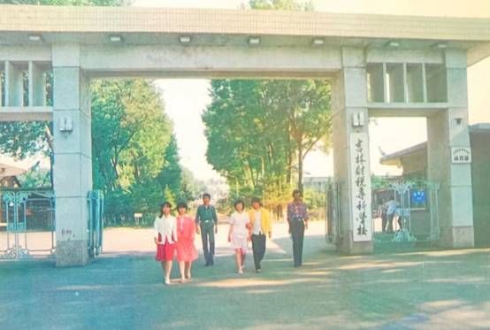 图片包含 建筑, 体育, 走, 女人描述已自动生成 图片包含 建筑, 体育, 走, 女人描述已自动生成