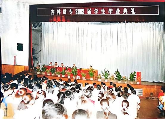 一群人在台上表演的人倒一边的照片低可信度描述已自动生成 一群人在台上表演的人倒一边的照片低可信度描述已自动生成