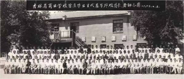 建筑前面有许多人