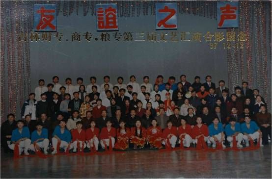 图片包含 人, 大, 人群, 人们描述已自动生成