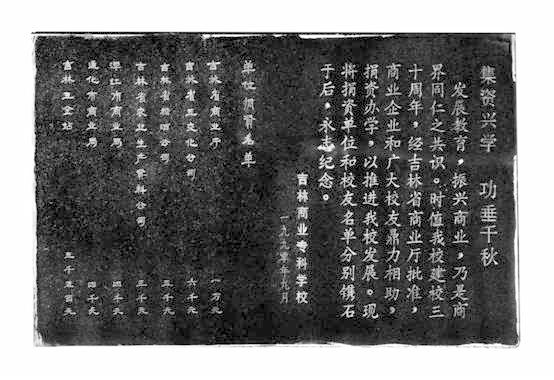 电脑萤幕和键盘低可信度描述已自动生成